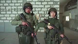 「恋人も街も守りたい」カップルで軍事訓練を受けるウクライナの若者たち
